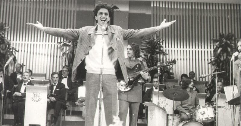 Caetano Veloso em apresentação do Festival de Música Brasileira, em 1967, no teatro Paramount.