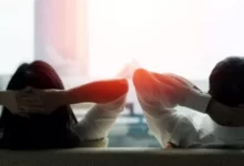 O que fazer na semana de folga: Casal relaxando e desfrutando de momentos de lazer e tranquilidade.