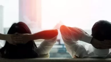 O que fazer na semana de folga: Casal relaxando e desfrutando de momentos de lazer e tranquilidade.