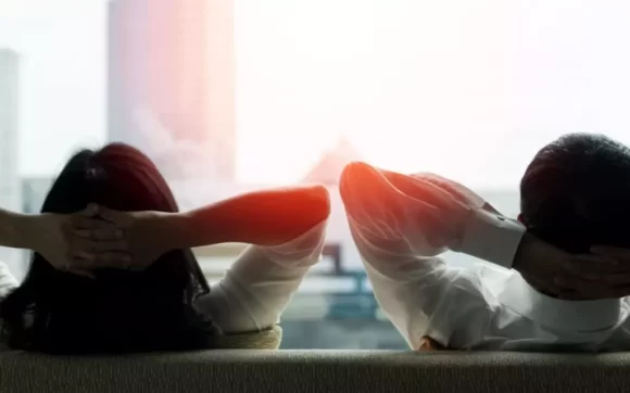 O que fazer na semana de folga: Casal relaxando e desfrutando de momentos de lazer e tranquilidade.