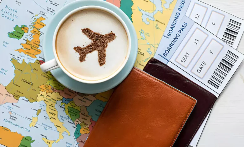 Café com desenho de avião sobre mapa e passagens aéreas, representando viagens internacionais guiadas pela cultura do café.