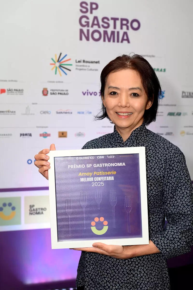 chefs-premiados-amay-patisserie SP GASTRONOMIA 2025: chefs e representantes de restaurantes premiados celebrando na cerimônia de abertura. Melhor confeitaria: Amay Patisserie. Crédito: Fábio Cordeiro.