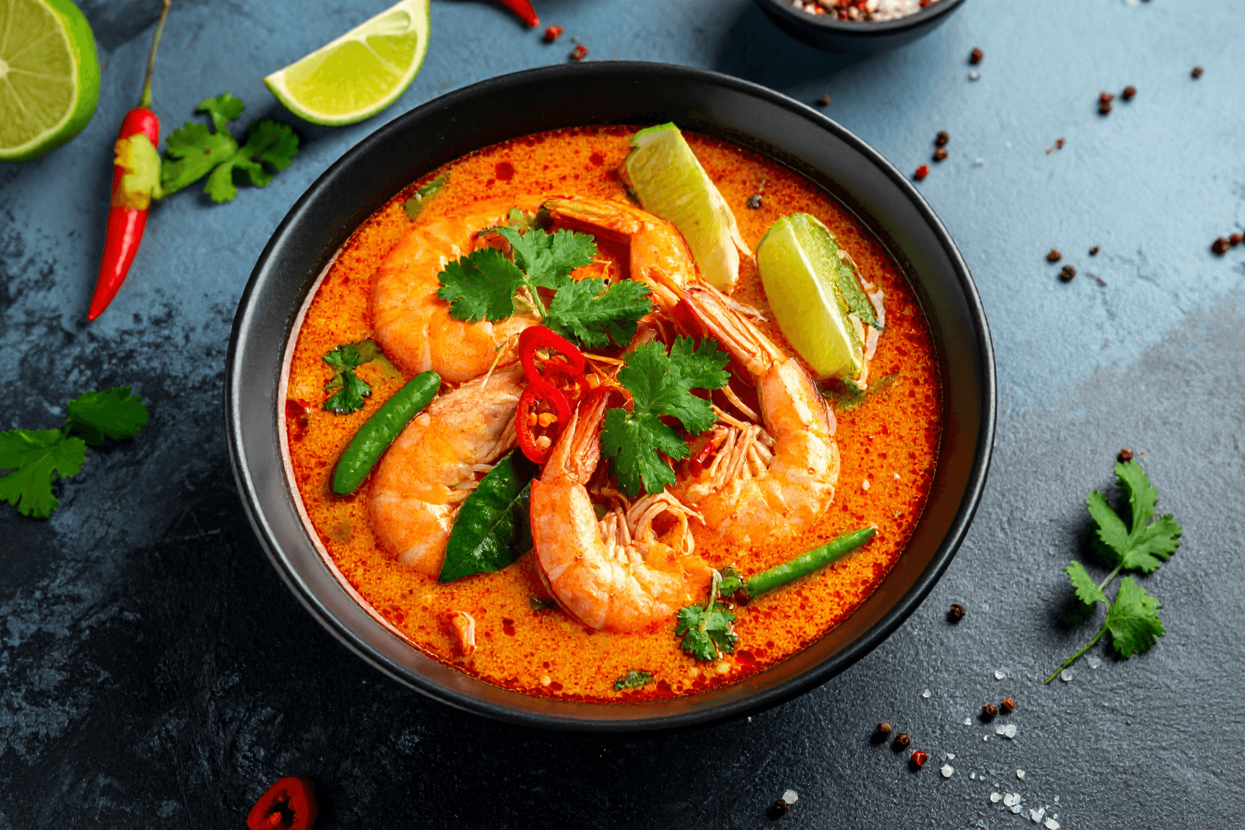 Prato de camarão servido com molho e temperos, representando a gastronomia brasileira