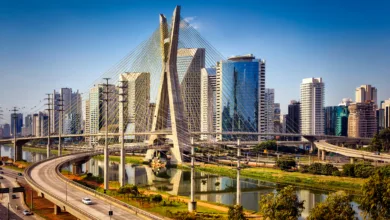 Ponte Estaiada e prédios da cidade de São Paulo em dia ensolarado