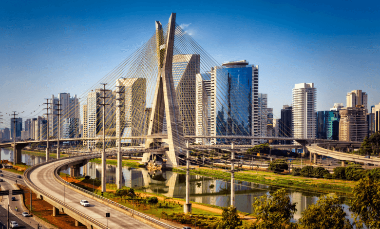 Ponte Estaiada e prédios da cidade de São Paulo em dia ensolarado