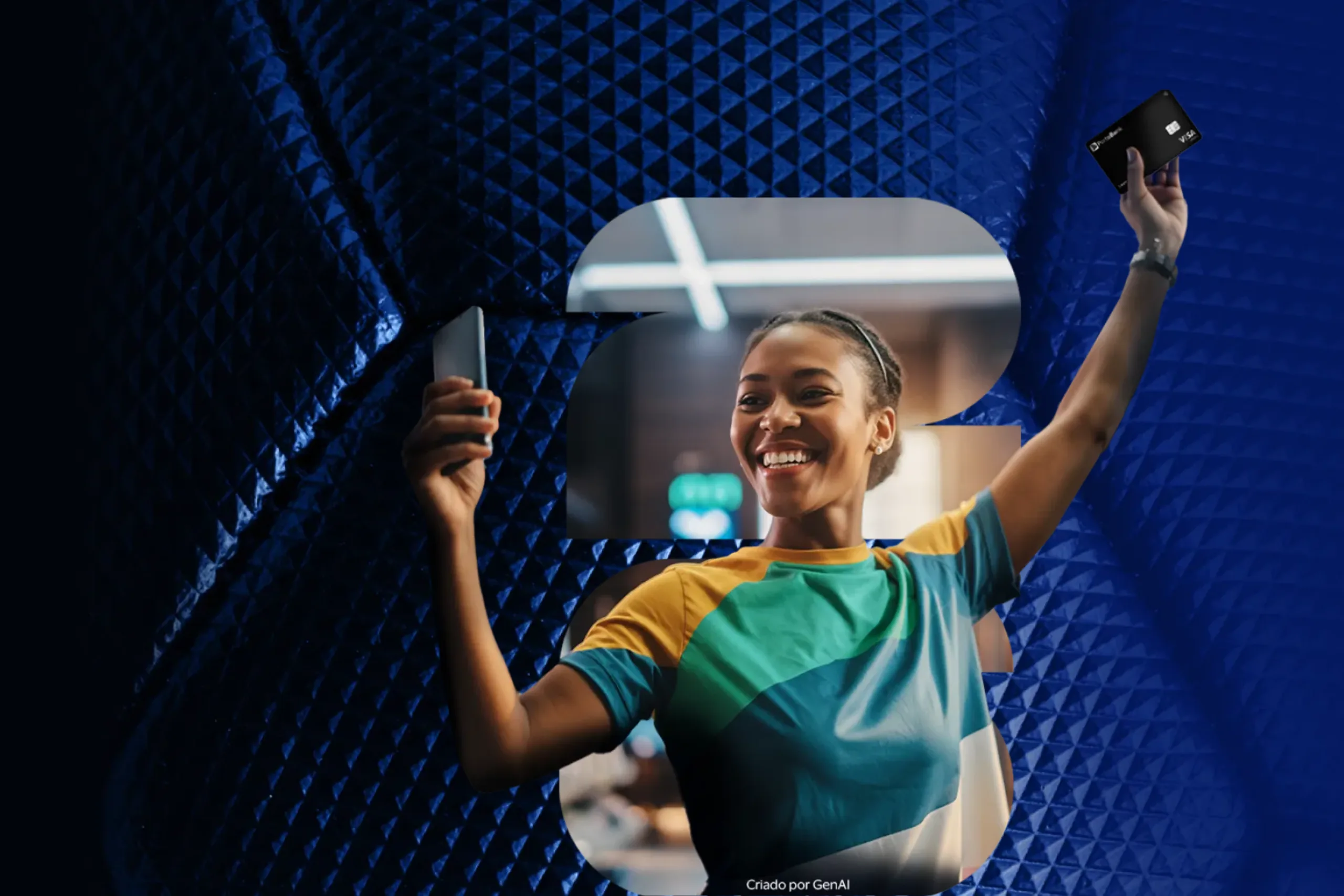 Mulher jovem sorrindo, segurando um smartphone em uma mão e o cartão de crédito Porto Bank Visa na outra.