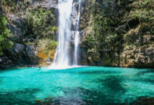 Cachoeira Santa Bárbara com águas cristalinas em Cavalcante, na Chapada dos Veadeiros.