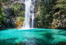 Cachoeira Santa Bárbara com águas cristalinas em Cavalcante, na Chapada dos Veadeiros.