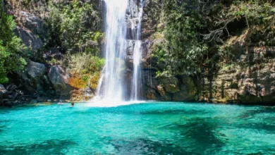 Cachoeira Santa Bárbara com águas cristalinas em Cavalcante, na Chapada dos Veadeiros.