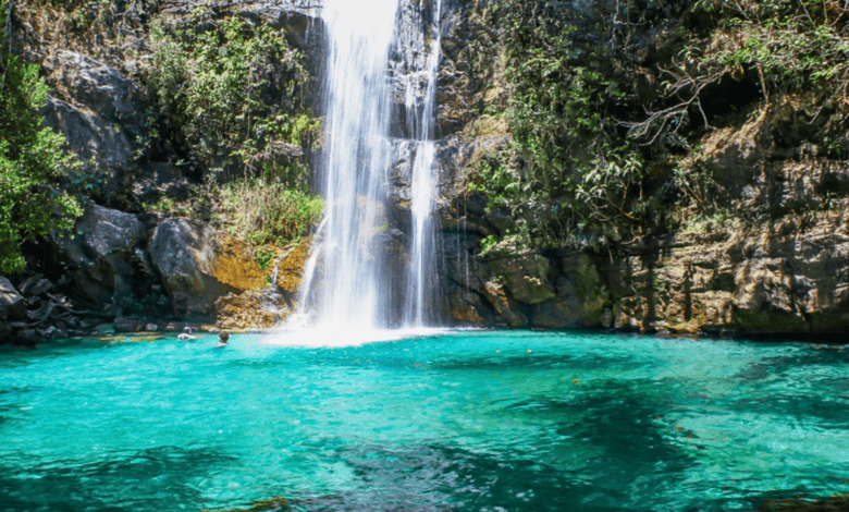 Cachoeira Santa Bárbara com águas cristalinas em Cavalcante, na Chapada dos Veadeiros.