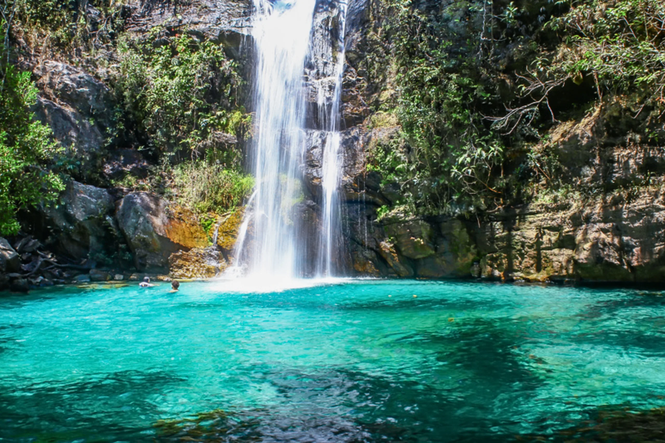 Cachoeira Santa Bárbara com águas cristalinas em Cavalcante, na Chapada dos Veadeiros.