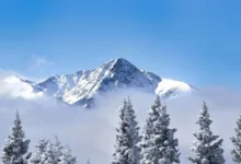 Paisagem nevada em Vail, nos Estados Unidos, durante a temporada de esqui
