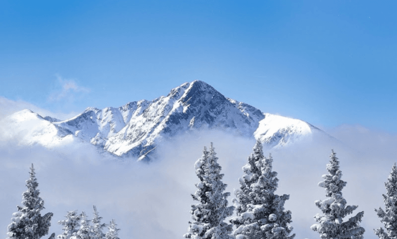 Paisagem nevada em Vail, nos Estados Unidos, durante a temporada de esqui