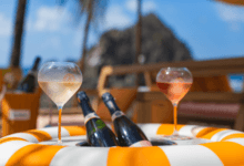 Taças de champagne Veuve Clicquot RICH e RICH Rosé com gelo durante o Sun Club Veuve Clicquot em Fernando de Noronha.