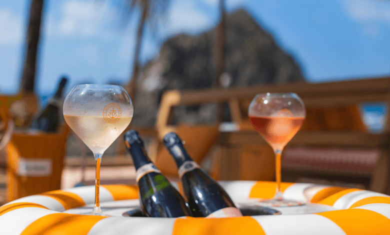 Taças de champagne Veuve Clicquot RICH e RICH Rosé com gelo durante o Sun Club Veuve Clicquot em Fernando de Noronha.