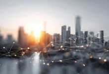 Ilustração de uma cidade moderna com linhas de conexão digital sobrepostas ao skyline, representando um Destino Turístico Inteligente.