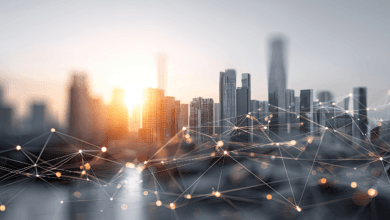 Ilustração de uma cidade moderna com linhas de conexão digital sobrepostas ao skyline, representando um Destino Turístico Inteligente.