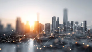 Ilustração de uma cidade moderna com linhas de conexão digital sobrepostas ao skyline, representando um Destino Turístico Inteligente.