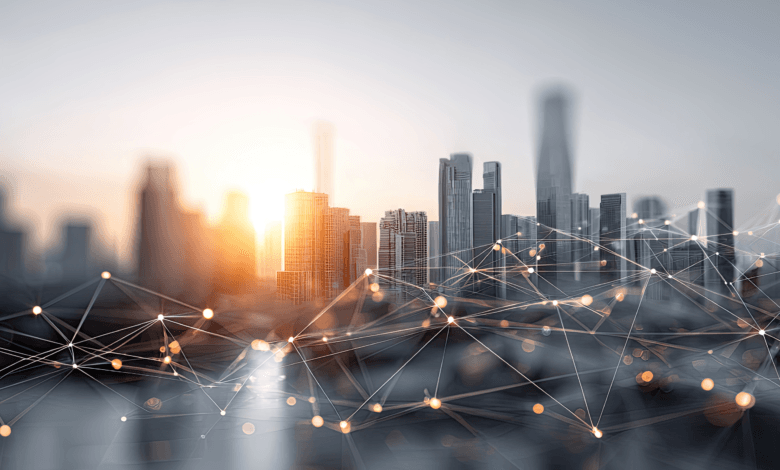 Ilustração de uma cidade moderna com linhas de conexão digital sobrepostas ao skyline, representando um Destino Turístico Inteligente.