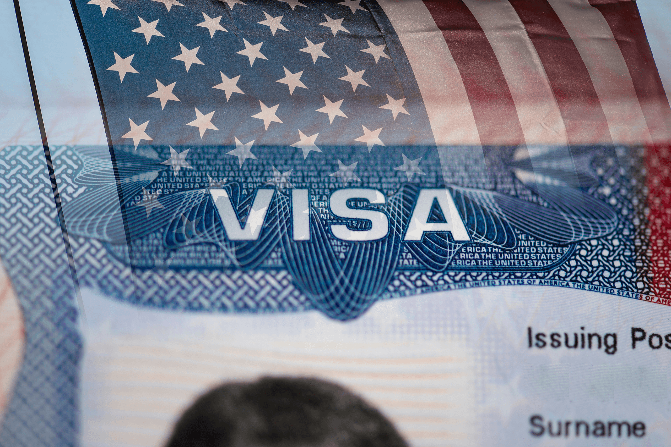Passaporte dos Estados Unidos sobre documentos de viagem e bandeira americana.