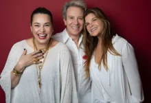 Suzy Rêgo, Eduardo Martini e Cristiana Oliveira abraçados sorrindo em foto de divulgação do espetáculo Cá Entre Nós