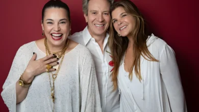 Suzy Rêgo, Eduardo Martini e Cristiana Oliveira abraçados sorrindo em foto de divulgação do espetáculo Cá Entre Nós