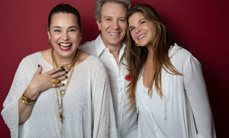 Suzy Rêgo, Eduardo Martini e Cristiana Oliveira abraçados sorrindo em foto de divulgação do espetáculo Cá Entre Nós