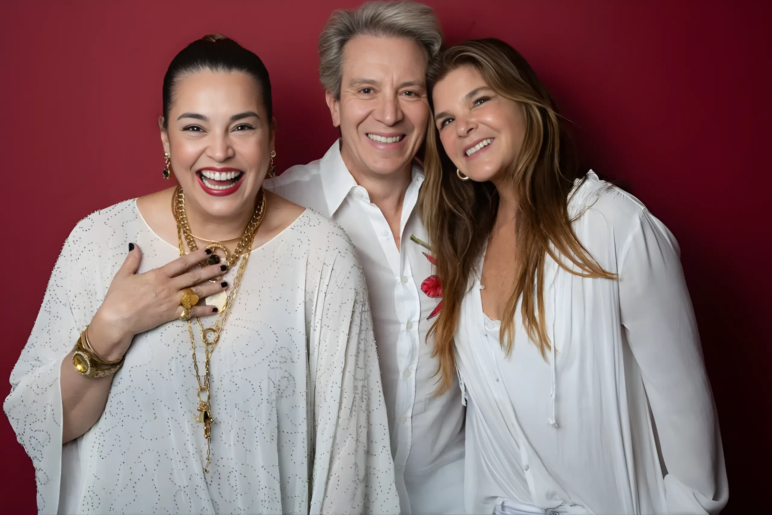 Suzy Rêgo, Eduardo Martini e Cristiana Oliveira abraçados sorrindo em foto de divulgação do espetáculo Cá Entre Nós
