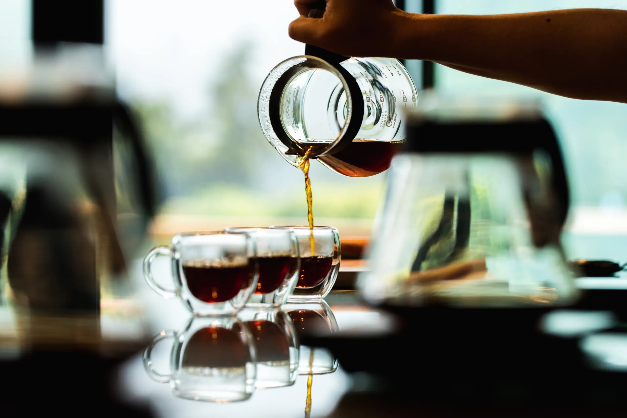 Degustação de café especial em fazenda de Boquete na província de Chiriquí no Panamá com café sendo servido em xícaras de vidro