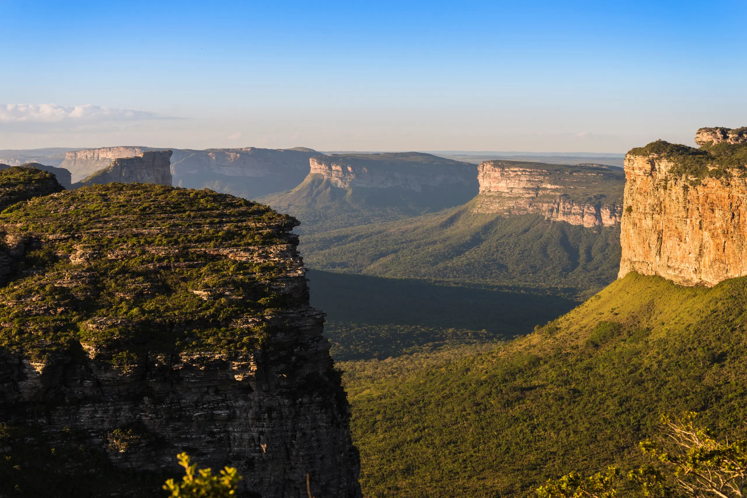 Vista panorâmica dos cânions da Chapada Diamantina com formações rochosas e vegetação nativa na Bahia