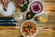 Mesa com pratos variados da gastronomia criativa da Cidade do Panamá com massas frutos do mar saladas e drinks em restaurante