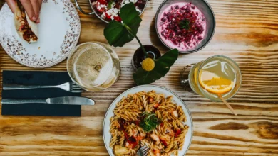 Mesa com pratos variados da gastronomia criativa da Cidade do Panamá com massas frutos do mar saladas e drinks em restaurante