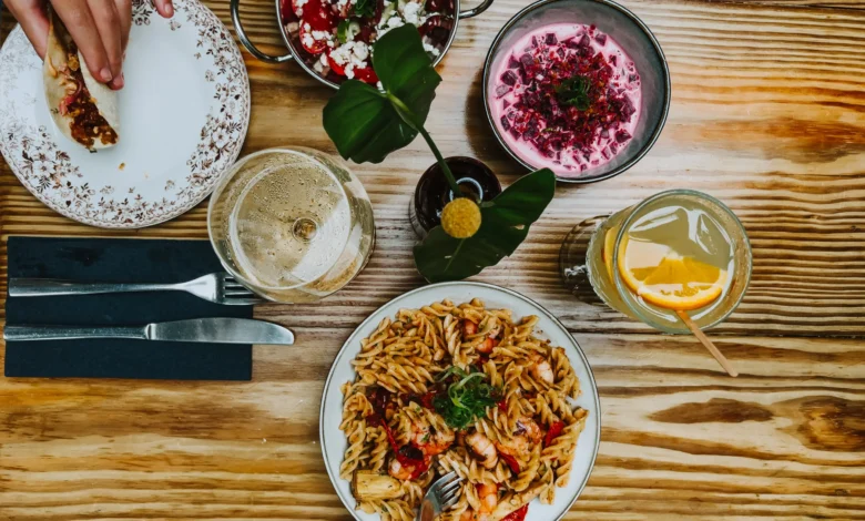 Mesa com pratos variados da gastronomia criativa da Cidade do Panamá com massas frutos do mar saladas e drinks em restaurante