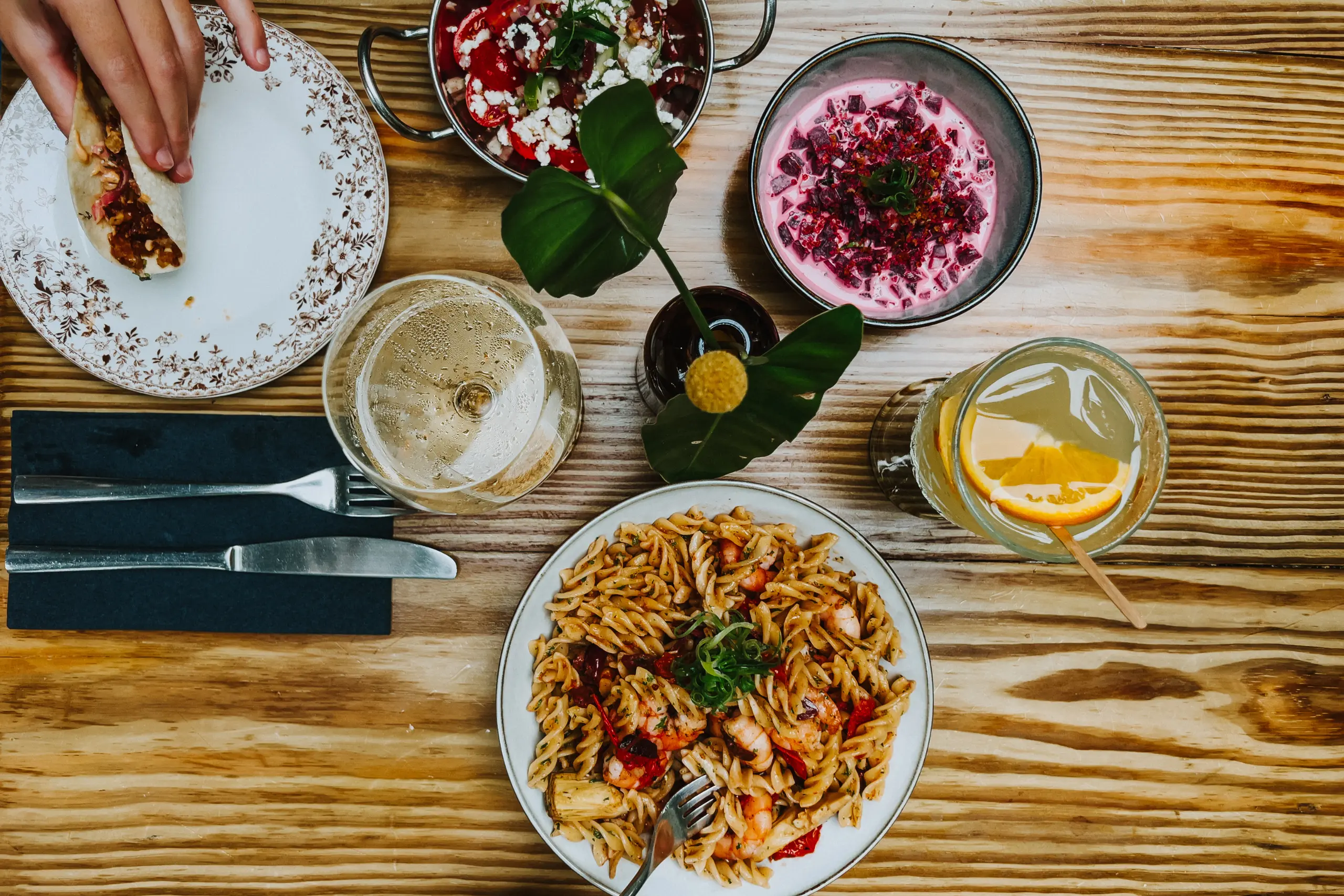 Mesa com pratos variados da gastronomia criativa da Cidade do Panamá com massas frutos do mar saladas e drinks em restaurante