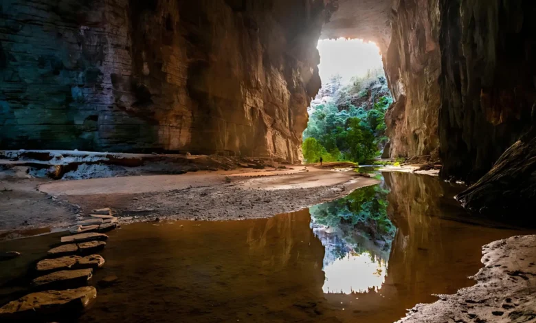Interior da Gruta do Janelão no Peruaçu com abertura em arco iluminada pela luz natural refletida em lago interno