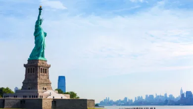 Estátua da Liberdade em Nova York com skyline de Manhattan ao fundo, símbolo da entrada nos Estados Unidos da América