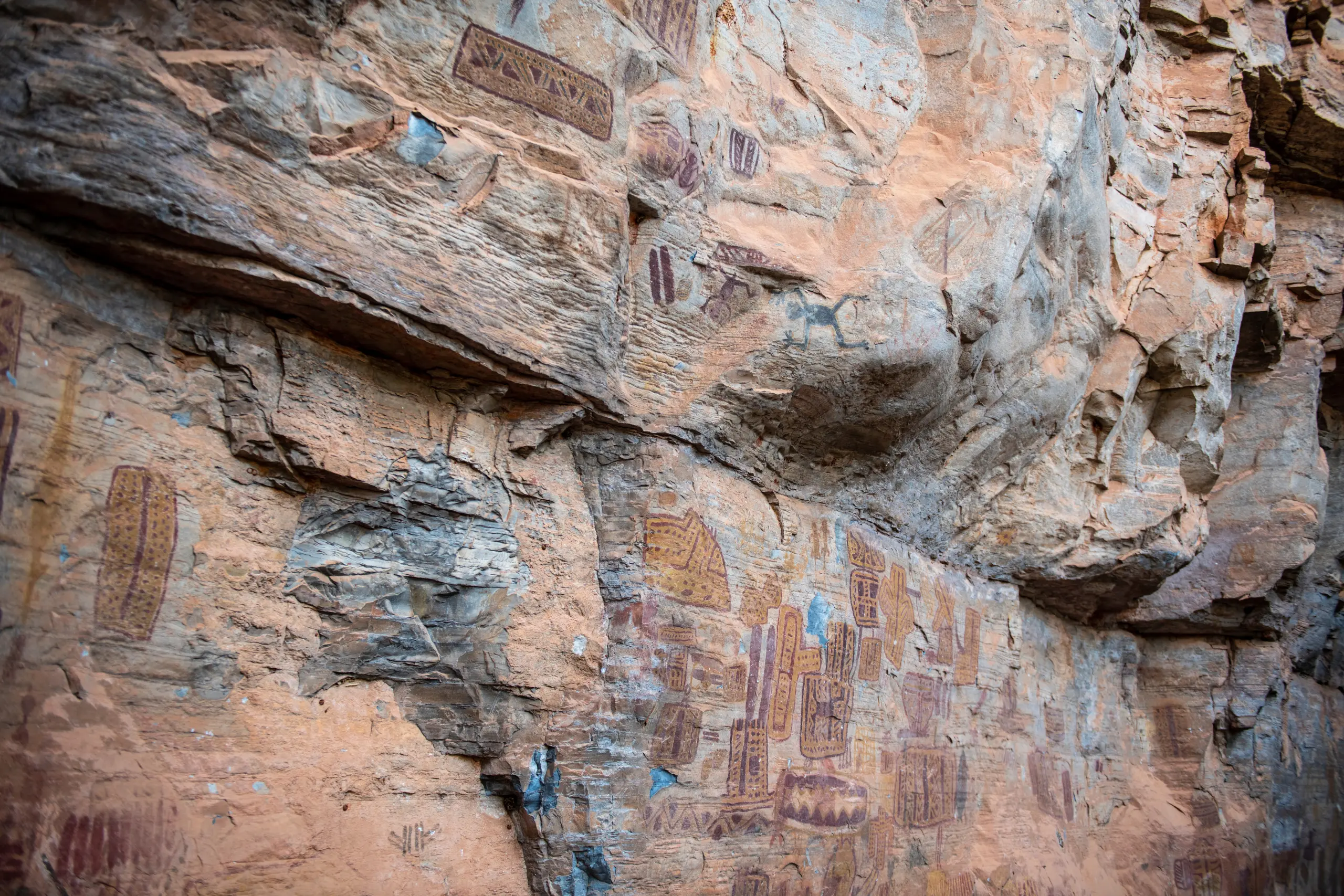 Pinturas rupestres coloridas em parede de rocha calcária no Parque Nacional Cavernas do Peruaçu em Minas Gerais