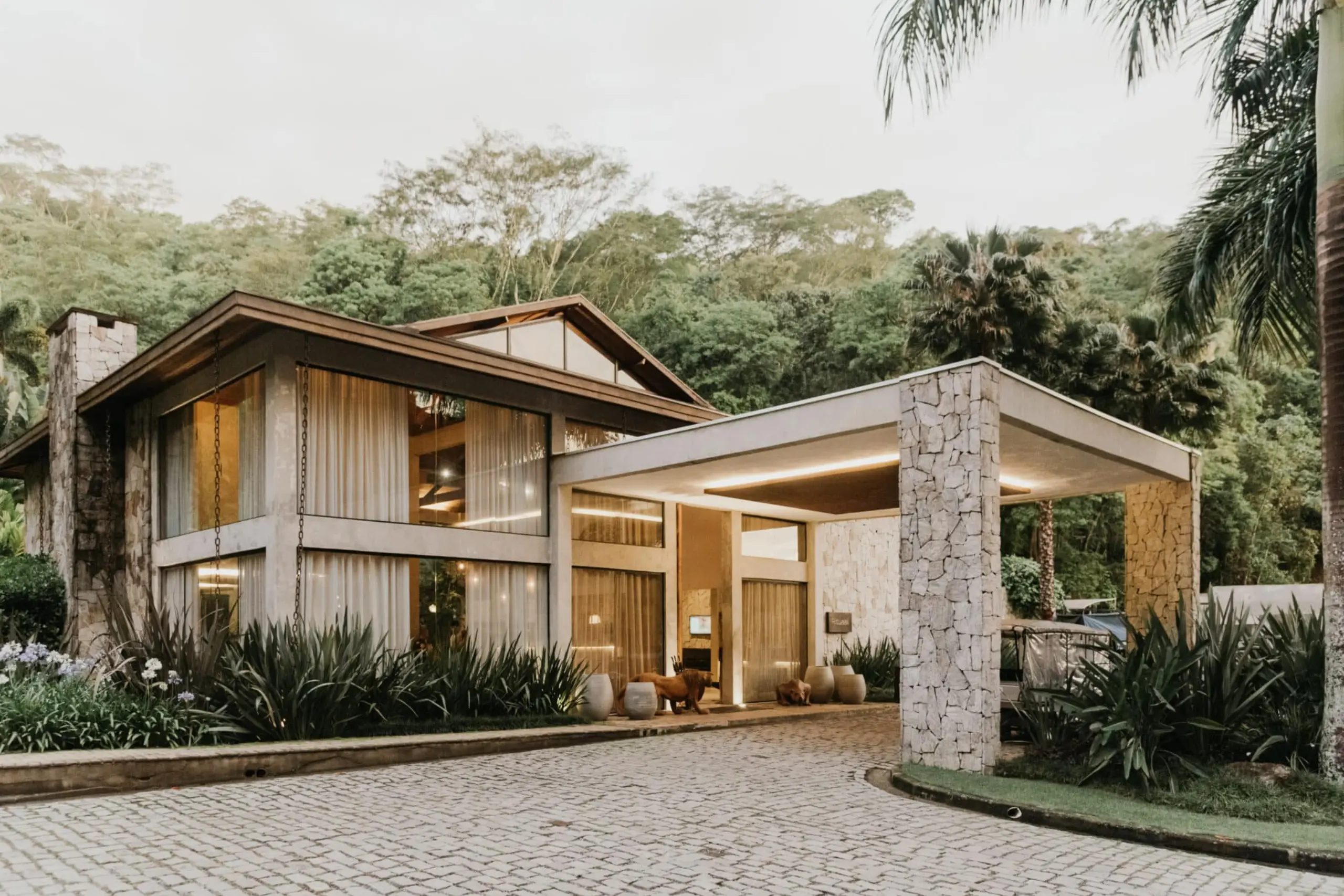 Fachada do Rituaali Clínica & Spa, eleito o Melhor Spa Médico do Brasil, com arquitetura moderna integrada à vegetação nativa