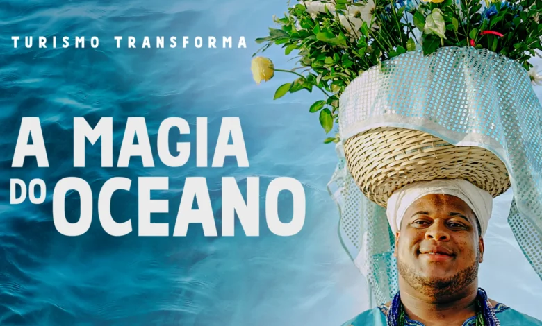 Homem negro com trajes afro-brasileiros em azul e branco ao lado do texto "A Magia do Oceano" — série Turismo Transforma da Embratur