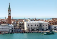 Vista aérea da Praça de São Marcos em Veneza com o Campanile, o Palácio Ducal e gôndolas no canal, cidade de embarque do cruzeiro MSC Lirica