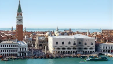 Vista aérea da Praça de São Marcos em Veneza com o Campanile, o Palácio Ducal e gôndolas no canal, cidade de embarque do cruzeiro MSC Lirica