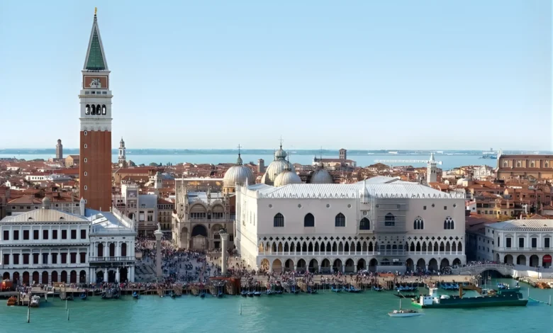 Vista aérea da Praça de São Marcos em Veneza com o Campanile, o Palácio Ducal e gôndolas no canal, cidade de embarque do cruzeiro MSC Lirica