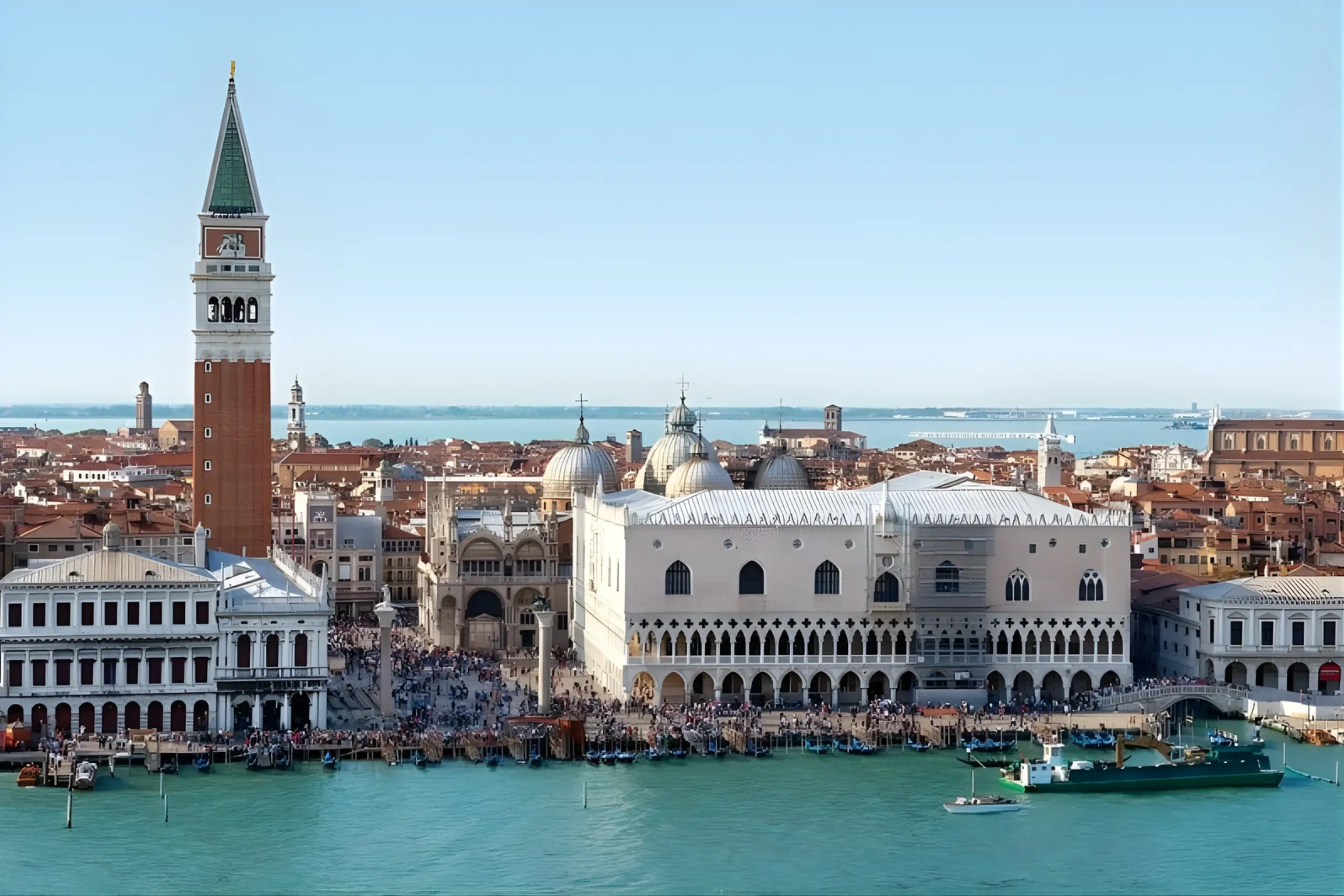 Vista aérea da Praça de São Marcos em Veneza com o Campanile, o Palácio Ducal e gôndolas no canal, cidade de embarque do cruzeiro MSC Lirica
