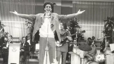 Caetano Veloso em apresentação do Festival de Música Brasileira, em 1967, no teatro Paramount.