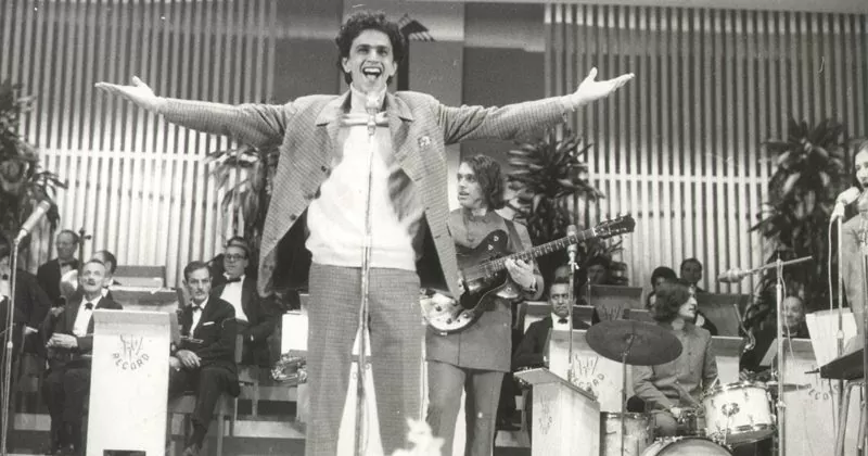 Caetano Veloso em apresentação do Festival de Música Brasileira, em 1967, no teatro Paramount.