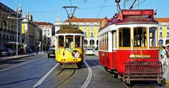 Ao viajar para Lisboa, não deixe de andar nos bondes da cidade!