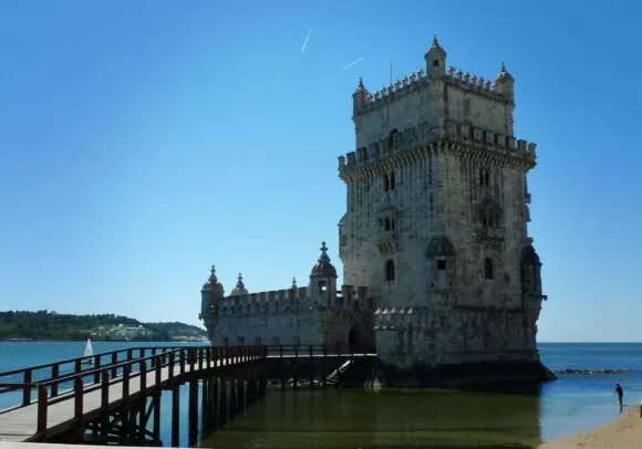 Ao viajar para Lisboa, não deixe de conhecer os mosteiros e castelos da capital portuguesa.