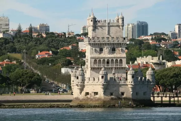 Ao viajar para Lisboa, não deixe de visitar os castelos.